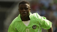 6. Bartholomew Ogbeche (Nigeria). Di usia 17 tahun, 8 bulan, dan 1 hari, Ogbeche tampil dalam dua dari tiga penampilan Nigeria saat tersisih di fase grup Piala Dunia 2002. Mantan pemain depan itu pensiun dari timnas cuma setelah 11 caps. (Foto: Stu Forster/Getty Images)