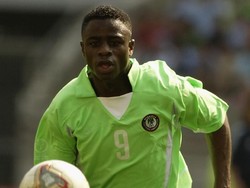 6. Bartholomew Ogbeche (Nigeria). Di usia 17 tahun, 8 bulan, dan 1 hari, Ogbeche tampil dalam dua dari tiga penampilan Nigeria saat tersisih di fase grup Piala Dunia 2002. Mantan pemain depan itu pensiun dari timnas cuma setelah 11 caps. (Foto: Stu Forster/Getty Images)