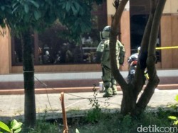 Gegana Tangani Kardus Mencurigakan di Teras Masjid di Probolinggo