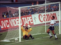 4. Peter Shilton (Inggris). Satu lagi kiper dalam daftar ini. Penjaga gawang kondang Inggris pada eranya itu tampil di beberapa gelaran Piala Dunia, dengan yang terakhir ia lakoni ketika berusia 40 tahun, 9 bulan, dan 19 hari. (Foto: BOB PEARSON/AFP)