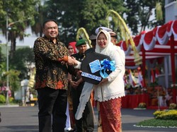 HUT Surabaya, Pelindo III Beri Kado 4 Truk Kebersihan