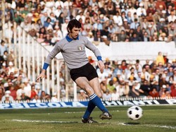 5. Dino Zoff (Italia). Kiper legendaris Italia ini masuk jajaran pemain tertua Piala Dunia ketika tampil di usia 40 tahun, 4 bulan, dan 13 hari di gelaran Piala Dunia 1982. (Foto: Allsport/Getty Images)