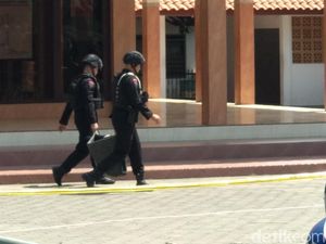 Gegana Amankan Kardus Mencurigakan yang Ditemukan di Teras Masjid Gegana Amankan Kardus Mencurigakan yang Ditemukan di Teras Masjid
