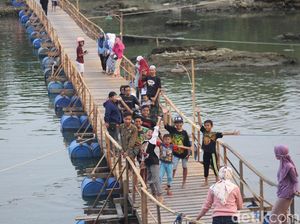Asyiknya Ngabuburit di Jembatan Apung Sungai Porong