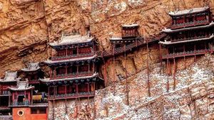 Foto: Kuil Cantik nan Ekstrem di Tebing Gunung China