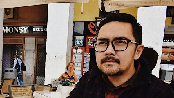 Begini Gaya Prabu Revolusi Saat Ngopi dan Makan Steak Buatannya