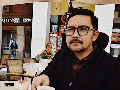 Begini Gaya Prabu Revolusi Saat Ngopi dan Makan Steak Buatannya