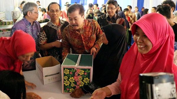 Pemberian Paket Sembako Gratis untuk Masyarakat