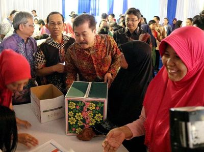 Pemberian Paket Sembako Gratis untuk Masyarakat