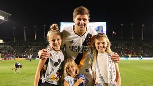 Gaya Pesepakbola Steven Gerrard Saat Momong Anak