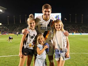 Gaya Pesepakbola Steven Gerrard Saat Momong Anak