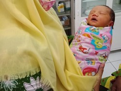 Bayi Tampan Ditemukan dalam Kardus di Teras Rumah Warga Pasuruan