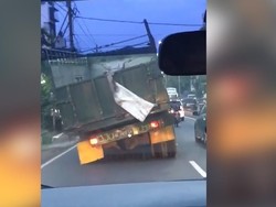 Ngeri! Truk Gandeng Melaju dengan Kekurangan Roda