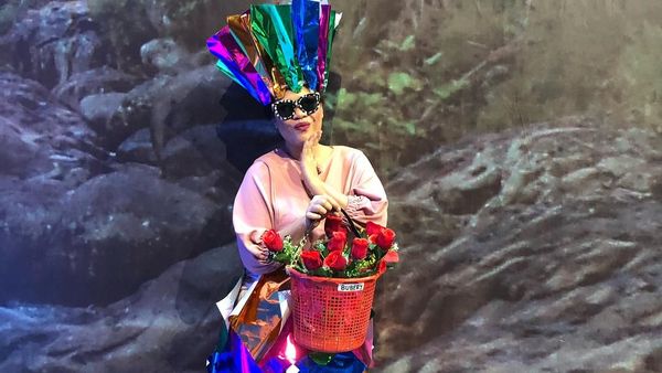 Kocak, Gaya Okky Lukman Pakai Baju Layangan Hingga Tas Kaleng Kerupuk