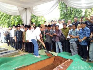 Dawam Rahardjo Dimakamkan Secara Militer di TMP Kalibata Dawam Rahardjo Dimakamkan Secara Militer di TMP Kalibata