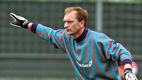 7. Jim Leighton (Skotlandia). Leighton tampil mengawal gawang Skotlandia dalam seluruh tiga pertandingannya di fase grup pada Piala Dunia 1998. Saat itu usianya 39 tahun, 10 bulan, 30 hari. (Foto: BORIS HORVAT/AFP)