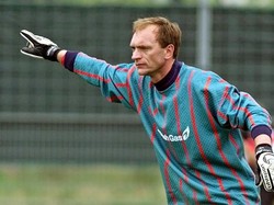 7. Jim Leighton (Skotlandia). Leighton tampil mengawal gawang Skotlandia dalam seluruh tiga pertandingannya di fase grup pada Piala Dunia 1998. Saat itu usianya 39 tahun, 10 bulan, 30 hari. (Foto: BORIS HORVAT/AFP)