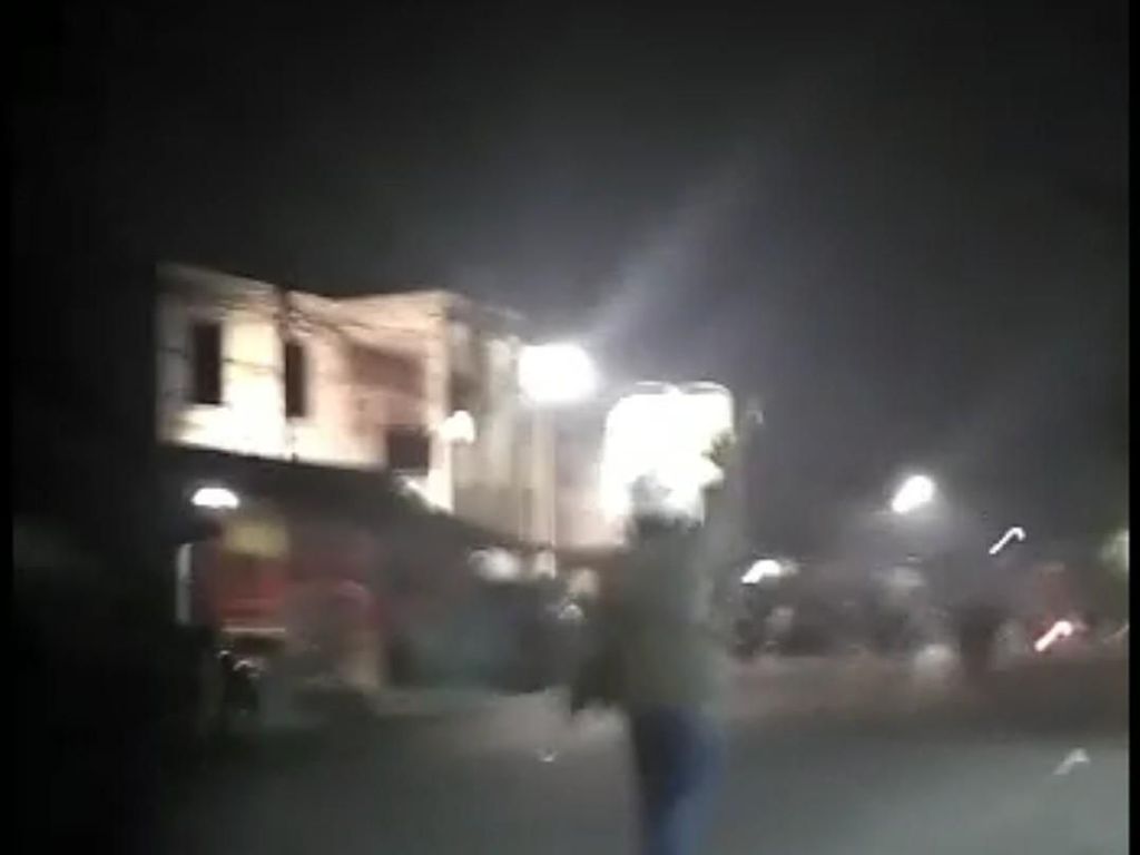 2 Ormas Bentrok di Pamulang Gegara Berebut Lahan Parkir 2 Ormas Bentrok di Pamulang Gegara Berebut Lahan Parkir
