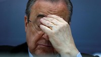 Aksi urut kening Perez ini bisa dianalogikan sebagai beratnya tantangan El Real untuk mencari suksesor Zidane. (Foto: Juan Medina/REUTERS)