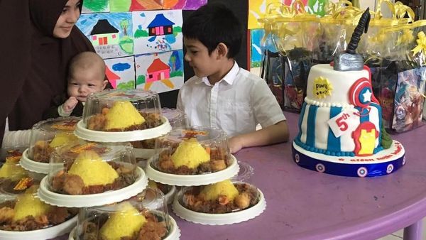 Manisnya Risty Tagor, Saat Suapi Putranya dan Makan Bersama Teman