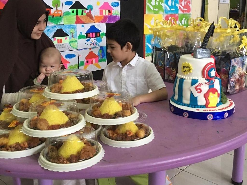 Manisnya Risty Tagor, Saat Suapi Putranya dan Makan Bersama Teman Manisnya Risty Tagor, Saat Suapi Putranya dan Makan Bersama Teman