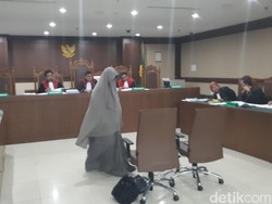 Pastikan Bukan Orang Lain, Jaksa KPK Minta Yulianis Buka Cadar