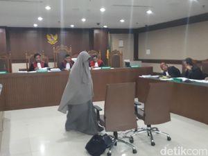 Pastikan Bukan Orang Lain, Jaksa KPK Minta Yulianis Buka Cadar Pastikan Bukan Orang Lain, Jaksa KPK Minta Yulianis Buka Cadar