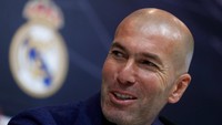 Zinedine Zidane mencetak dua gol di final Piala Dunia 1998 saat Prancis mengalahkan Brasil 3-0. Zidane sukses besar sebagai pelatih di Real Madrid dengan merebut tiga trofi Liga Champions, namun dia baru saja mundur tak lama musim 2017/2018 tuntas. (Foto: Juan Medina/Reuters)