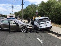 Kendaraan Otonom Tesla Hajar Mobil Polisi yang Diparkir