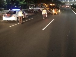 Diseruduk Truk Galon, Bus Kopaja Rusak Parah di Semanggi