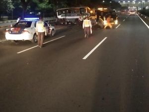 Diseruduk Truk Galon, Bus Kopaja Rusak Parah di Semanggi Diseruduk Truk Galon, Bus Kopaja Rusak Parah di Semanggi