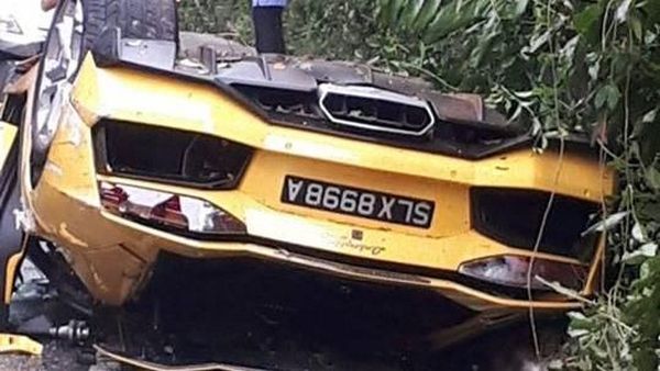 Brak! Lamborghini Terguling dan MINI Ringsek