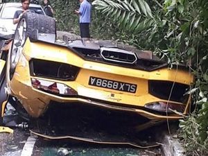 Brak! Lamborghini Terguling dan MINI Ringsek