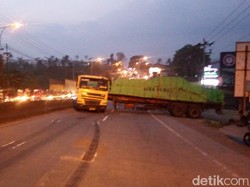 Tak Kuat Nanjak, Truk Tutup Jalan di Bergas Arah Semarang