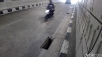 Penampakan Lubang Gorong-gorong Tanpa Tutup di Underpass Mampang