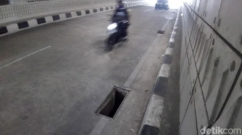 Penampakan Lubang Gorong-gorong Tanpa Tutup di Underpass Mampang Penampakan Lubang Gorong-gorong Tanpa Tutup di Underpass Mampang