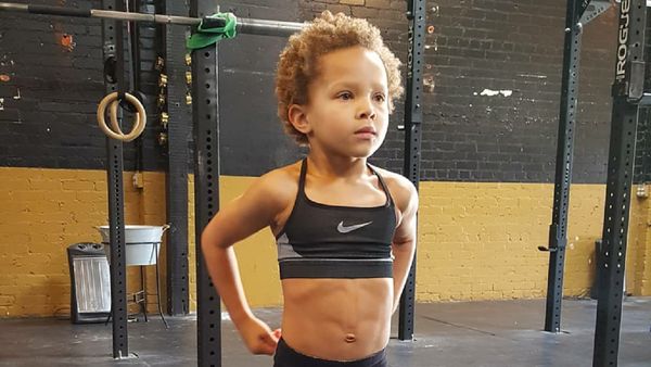 Foto: Aksi Prisais, Bocah 4 Tahun yang Jago Angkat Beban