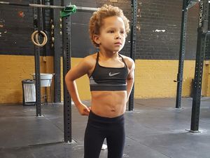 Foto: Aksi Prisais, Bocah 4 Tahun yang Jago Angkat Beban