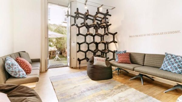 Diisi Sampah, Rumah Ini Malah Makin Keren