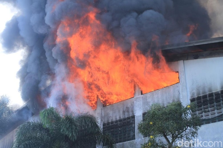 Ada Ledakan Sebelum Gudang Cokelat di Bandung Terbakar