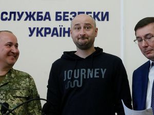 Detik-detik Jurnalis Pengkritik Putin Muncul Usai Dinyatakan Tewas Detik-detik Jurnalis Pengkritik Putin Muncul Usai Dinyatakan Tewas