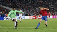 6. Ali Boumnijel (Tunisia). Boumnijel menjadi pemain tertua di Piala Dunia 2006, dan menjadi salah satu yang tertua dalam sejarah Piala Dunia, ketika mengawal gawang Tunisia pada usia 40 tahun, 2 bulan, 10 hari. (Foto: Michael Steele/Getty Images)