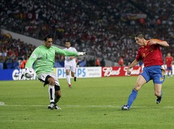 6. Ali Boumnijel (Tunisia). Boumnijel menjadi pemain tertua di Piala Dunia 2006, dan menjadi salah satu yang tertua dalam sejarah Piala Dunia, ketika mengawal gawang Tunisia pada usia 40 tahun, 2 bulan, 10 hari. (Foto: Michael Steele/Getty Images)