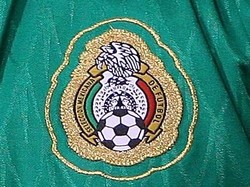 9. Manuel Rosas (Meksiko). Pesepakbola berposisi bek ini memainkan laga debutnya di Piala Dunia pada tahun 1930 di Argentina pada usia 18 tahun, 2 bulan, 26 hari. Saat itu ia juga menjadi pemain pertama Piala Dunia yang mencetak gol dari penalti. (Foto: Mike Stobe/Getty Images)