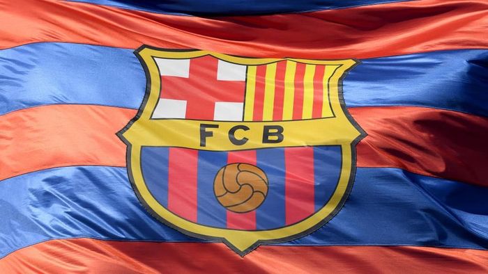 Logo Barcelona, Barcelona BARCELONA, SPAIN - APRIL 04: The Barcelona logo is seen on a flag waving above the stadium prior to the UEFA Champions League Quarter Final Leg One match between FC Barcelona and AS Roma at Camp Nou on April 4, 2018 in Barcelona, Spain. (Photo by Mike Hewitt/Getty Images)