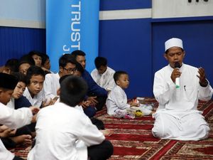 Tali Kasih JTrust untuk Anak Yatim Tali Kasih JTrust untuk Anak Yatim