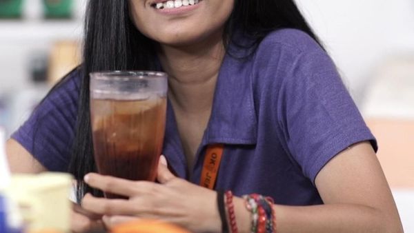 Tetap Kocak! Gaya Chika Waode Saat Makan Bareng Teman dan Anaknya