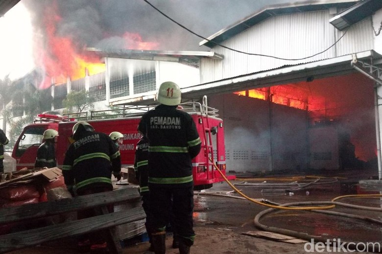 7 Jam Api Melalap Gudang Cokelat Bandung, Pemadam Balik Kanan