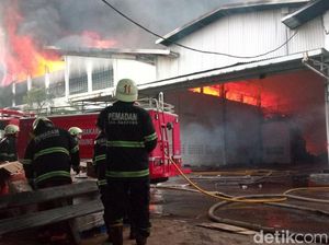 7 Jam Api Melalap Gudang Cokelat Bandung, Pemadam Balik Kanan 7 Jam Api Melalap Gudang Cokelat Bandung, Pemadam Balik Kanan
