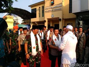 Kapolri dan Panglima TNI Bukber di Polrestabes Surabaya